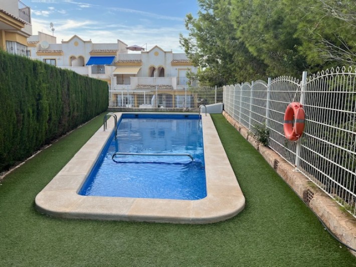 Spacious terraced house with 2 community pools in Los Altos Spacious terraced house with 2 community pools in Los Altos
