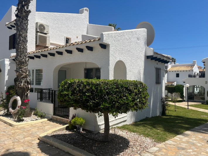 Semi-detached bungalow in great location on the beachside of Cabo Roig Semi-detached bungalow in great location on the beachside of Cabo Roig