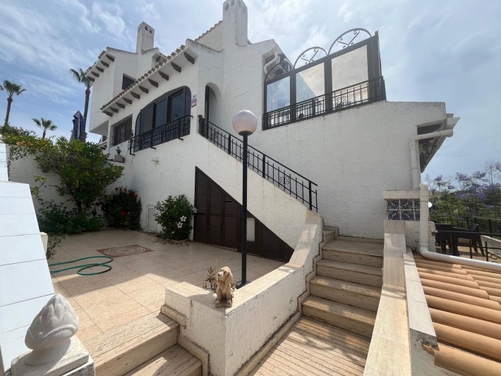 Spacious and bright south-facing corner apartment close to the beach in Cabo Roig