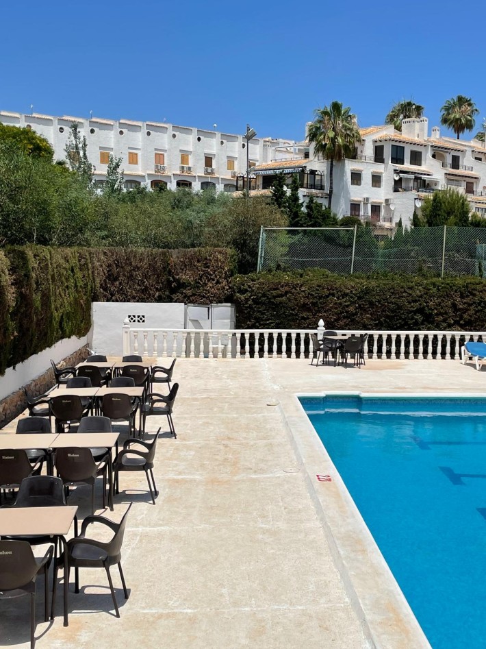 Spacious and bright south-facing corner apartment close to the beach in Cabo Roig