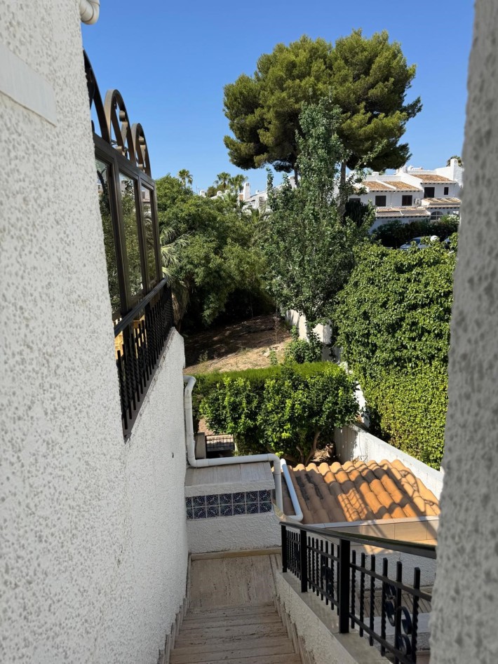 Spacious and bright south-facing corner apartment close to the beach in Cabo Roig