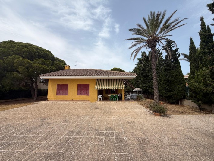 Villa with large frontline plot in Cabo Roig with stunning panoramic seaviews and great potential Villa with large frontline plot in Cabo Roig with stunning panoramic seaviews and great potential