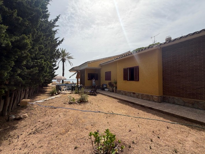 Villa with large frontline plot in Cabo Roig with stunning panoramic seaviews and great potential Villa with large frontline plot in Cabo Roig with stunning panoramic seaviews and great potential
