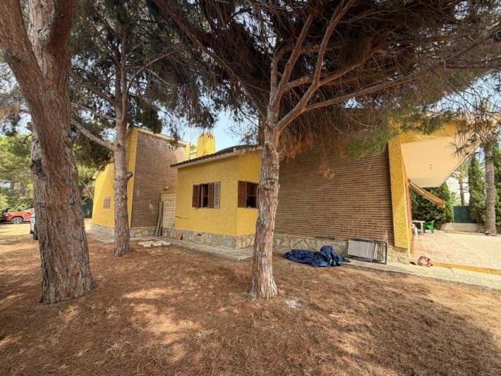 Villa with large frontline plot in Cabo Roig with stunning panoramic seaviews and great potential Villa with large frontline plot in Cabo Roig with stunning panoramic seaviews and great potential