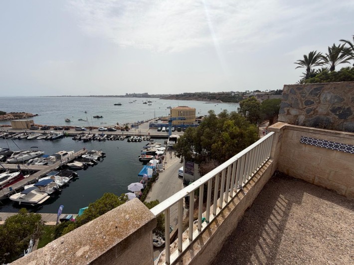 Villa with large frontline plot in Cabo Roig with stunning panoramic seaviews and great potential Villa with large frontline plot in Cabo Roig with stunning panoramic seaviews and great potential
