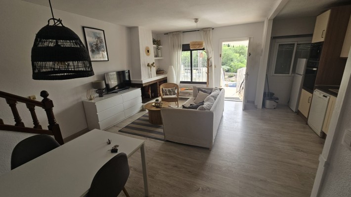 Spacious terraced house in fantastic location only 100m from the beach in Cabo Roig