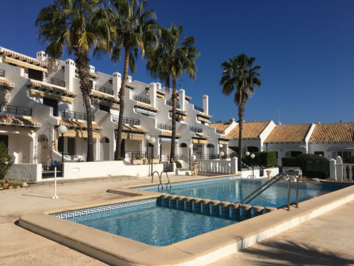 Amplia casa adosada, a solo 100m de la preciosa playa de Cala Capitán, en Cabo Roig