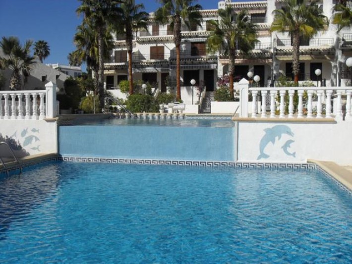 Spacious terraced house in fantastic location only 100m from the beach in Cabo Roig