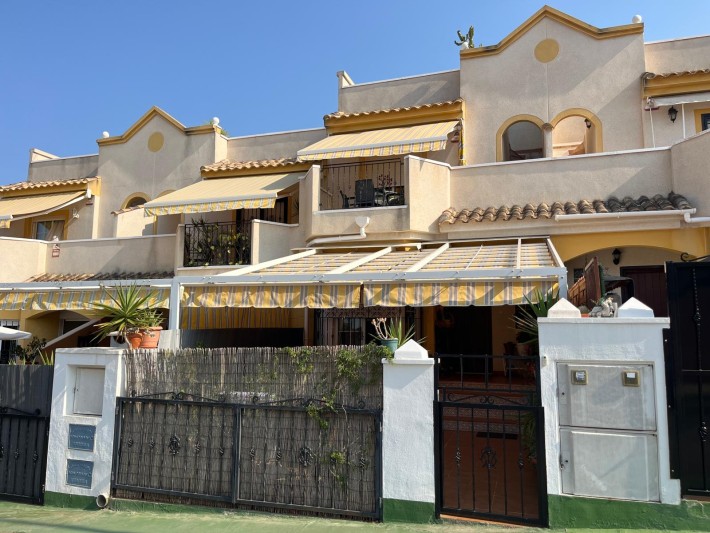 Spacious terraced house with 2 community pools in Los Altos