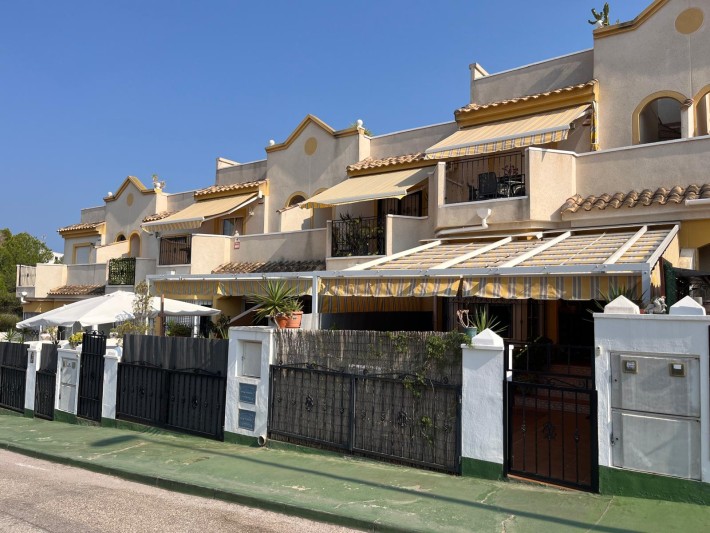 Spacious terraced house with 2 community pools in Los Altos Spacious terraced house with 2 community pools in Los Altos