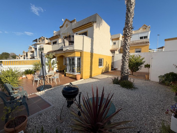 Semi-detached house on large corner plot in Los Balcones
