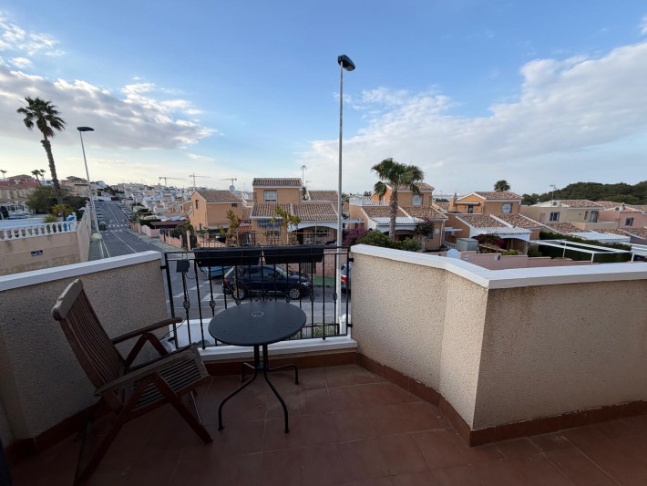 Semi-detached house on large corner plot in Los Balcones