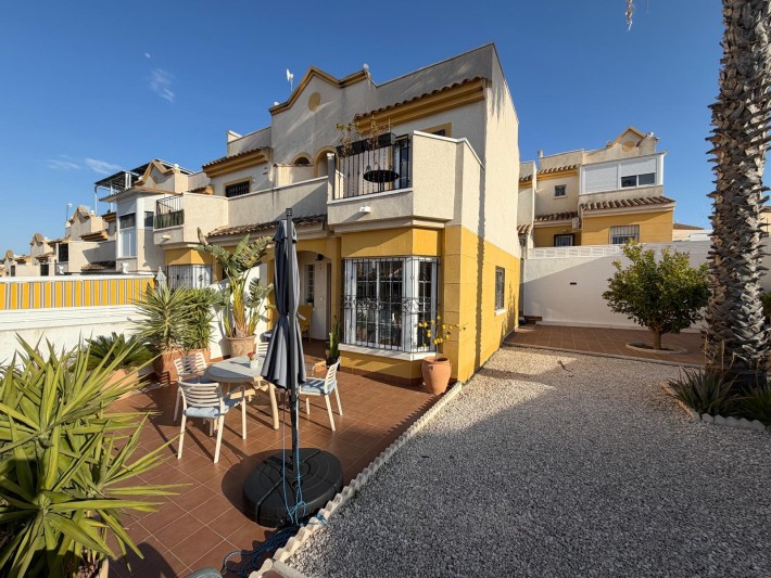Semi-detached house on large corner plot in Los Balcones Semi-detached house on large corner plot in Los Balcones