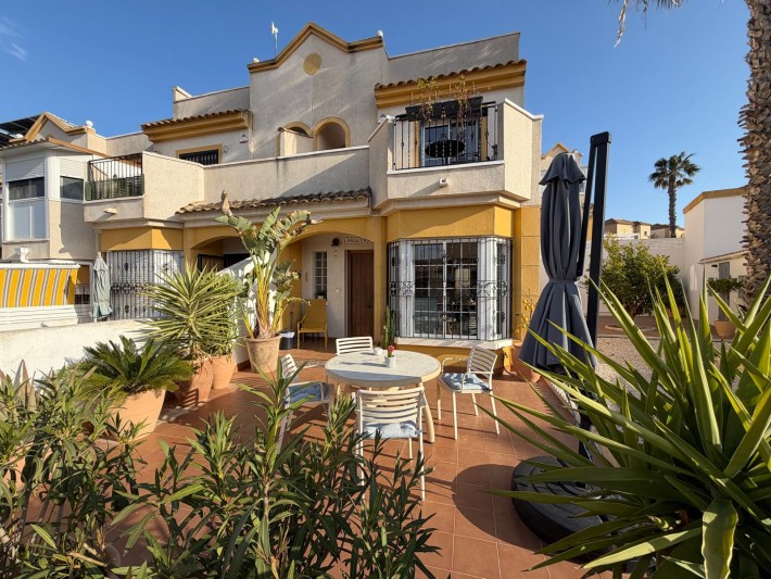 Semi-detached house on large corner plot in Los Balcones Semi-detached house on large corner plot in Los Balcones