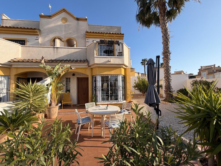 Semi-detached house on large corner plot in Los Balcones Semi-detached house on large corner plot in Los Balcones