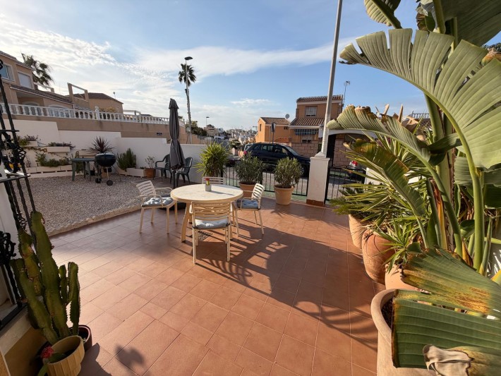 Semi-detached house on large corner plot in Los Balcones Semi-detached house on large corner plot in Los Balcones