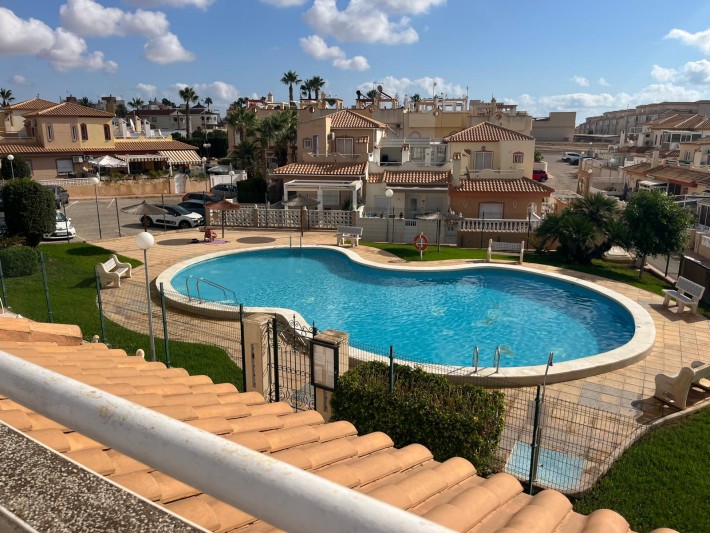 Terraced house in sunny location overlooking the community pool in La Florida