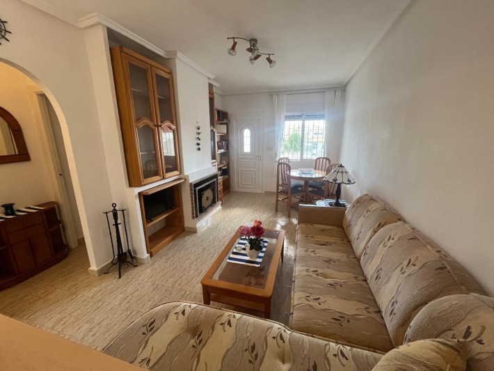 Terraced house in sunny location overlooking the community pool in La Florida