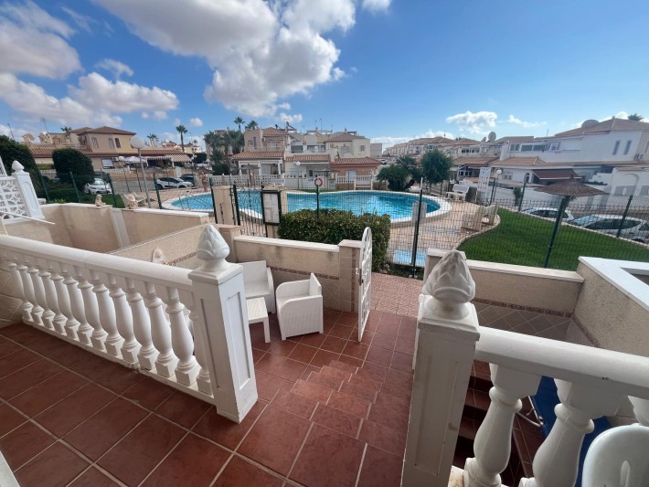 Terraced house in sunny location overlooking the community pool in La Florida