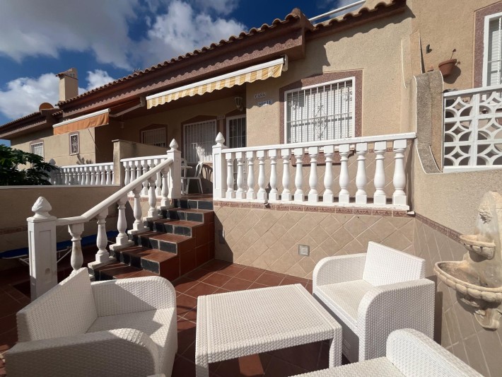 Terraced house in sunny location overlooking the community pool in La Florida