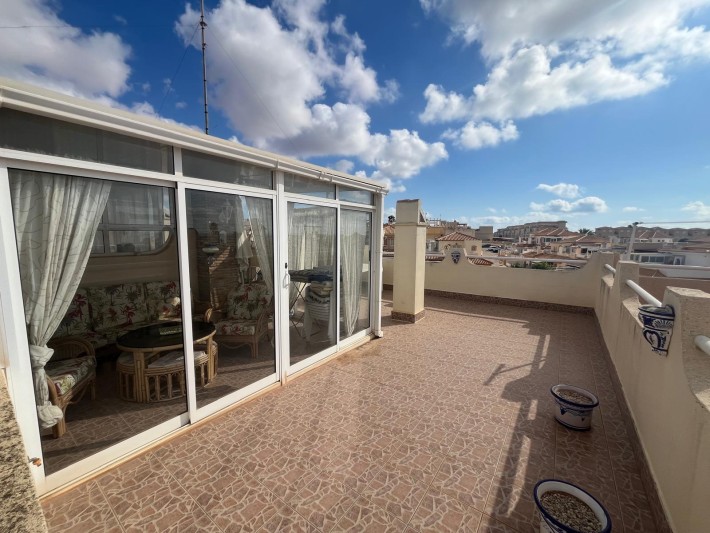 Terraced house in sunny location overlooking the community pool in La Florida