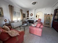 Very well presented spacious corner house in La Florida