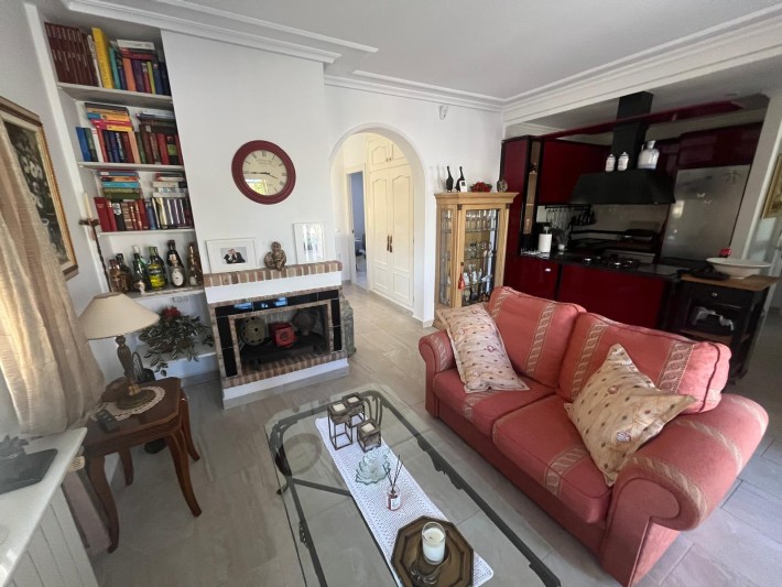 Very well presented spacious corner house in La Florida