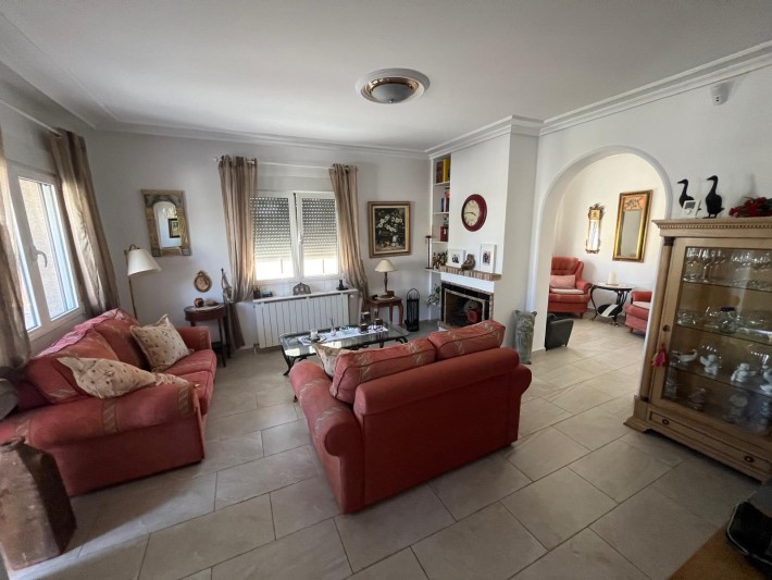 Very well presented spacious corner house in La Florida