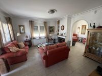 Very well presented spacious corner house in La Florida