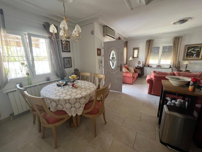 Very well presented spacious corner house in La Florida