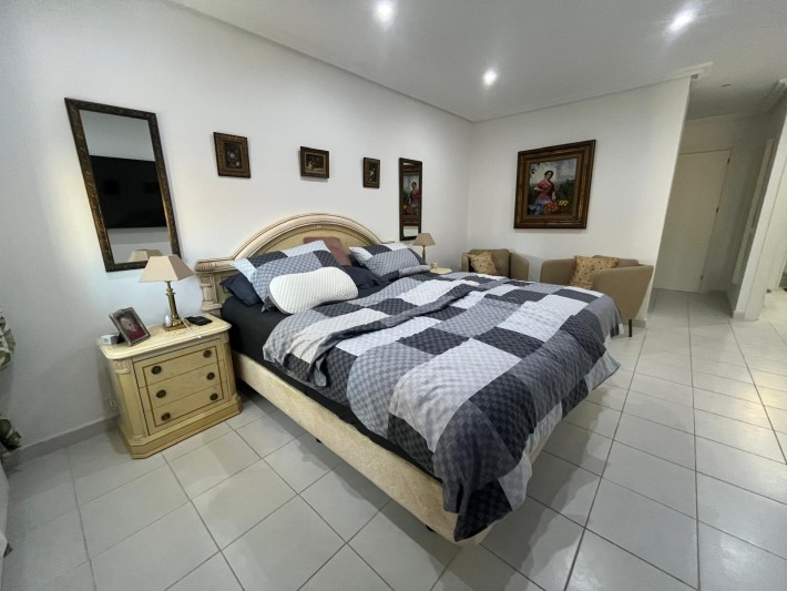 Very well presented spacious corner house in La Florida