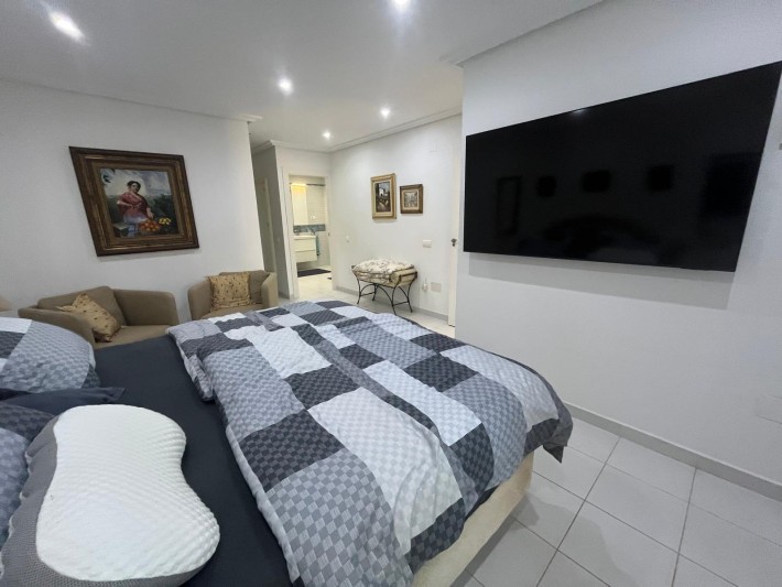 Very well presented spacious corner house in La Florida