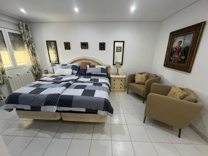 Very well presented spacious corner house in La Florida