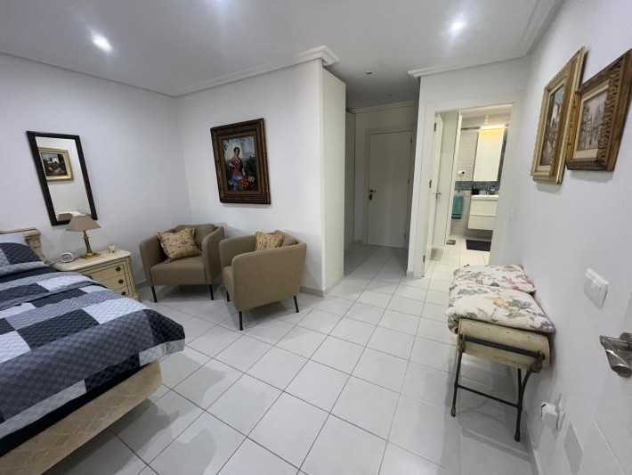 Very well presented spacious corner house in La Florida