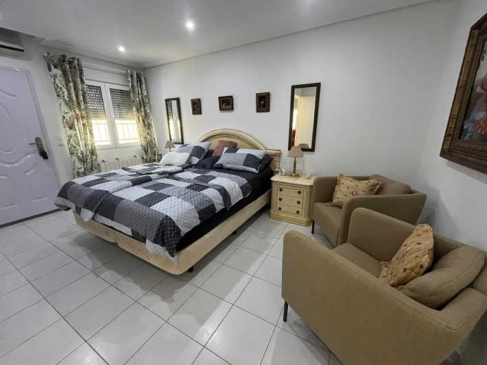 Very well presented spacious corner house in La Florida