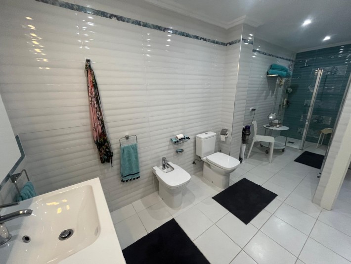 Very well presented spacious corner house in La Florida