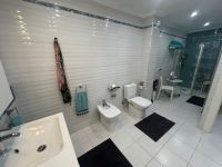 Very well presented spacious corner house in La Florida