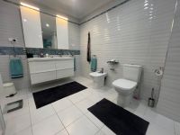Very well presented spacious corner house in La Florida