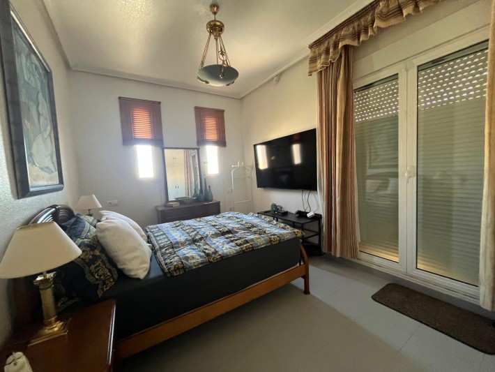 Very well presented spacious corner house in La Florida