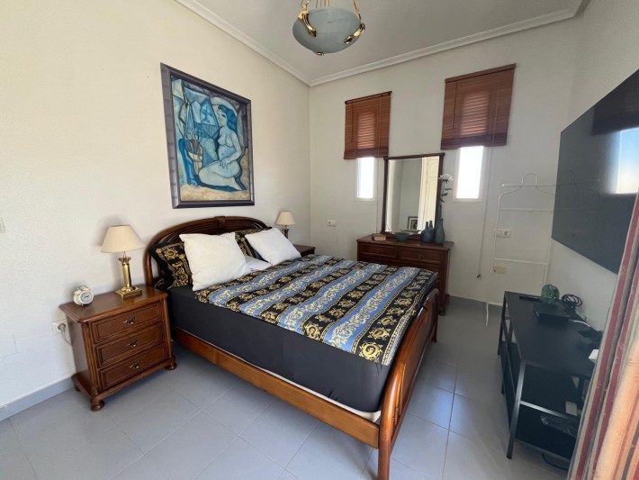 Very well presented spacious corner house in La Florida