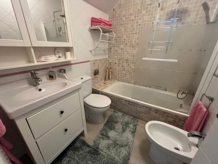 Very well presented spacious corner house in La Florida