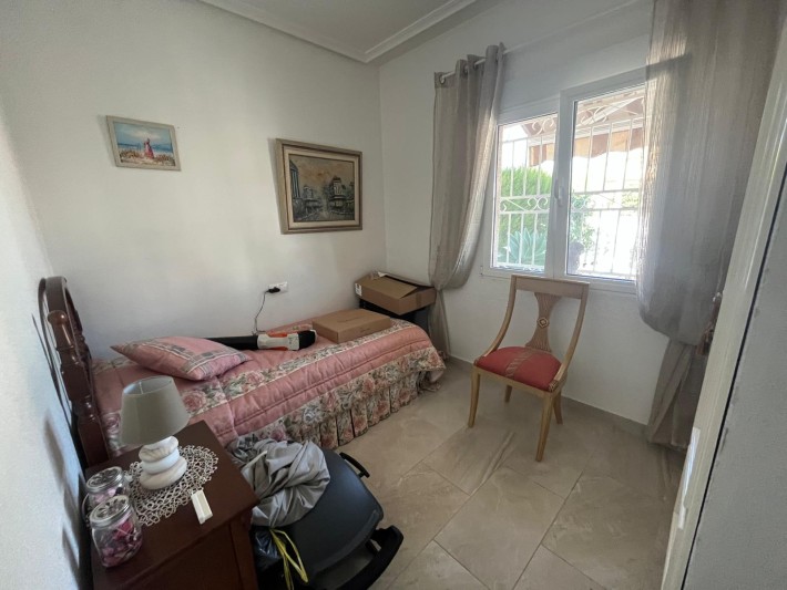 Very well presented spacious corner house in La Florida