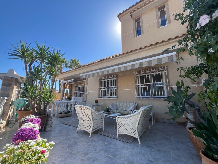 Very well presented spacious corner house in La Florida