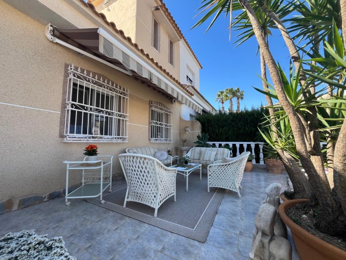 Very well presented spacious corner house in La Florida