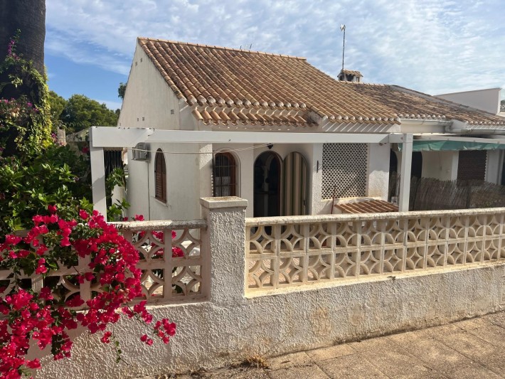 Semi-detached property with separate apartment on the beachside of La Zenia