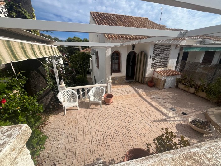 Vivienda adosada con apartamento independiente en la zona de playa de La Zenia