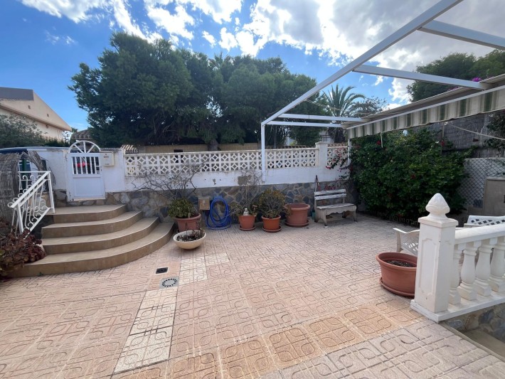 Vivienda adosada con apartamento independiente en la zona de playa de La Zenia