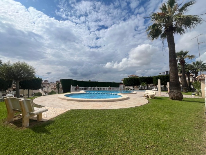 Well presented corner house in central location in Playa Flamenca