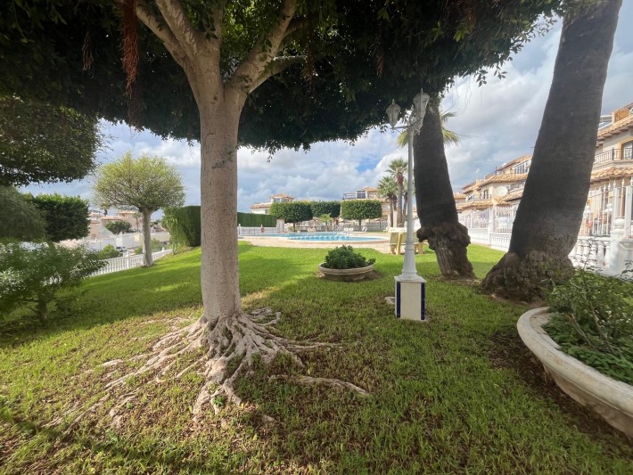 Well presented corner house in central location in Playa Flamenca