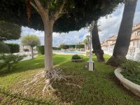 Well presented corner house in central location in Playa Flamenca